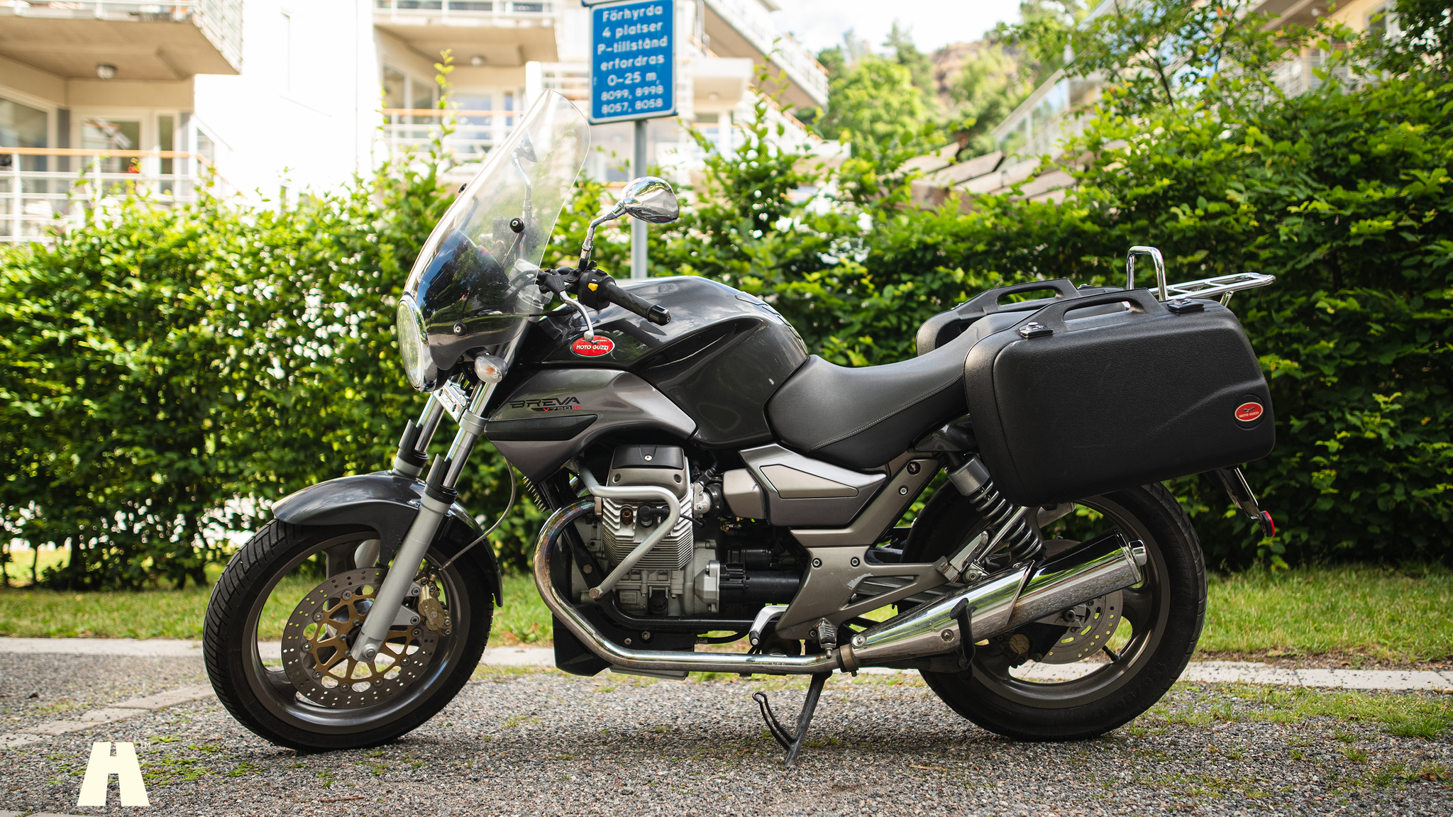 Exterior image of 2005 Moto Guzzi Breva 750i