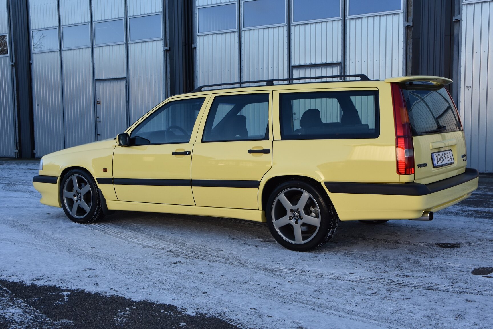 Exterior image of 1995 Volvo 850 T-5R Kombi