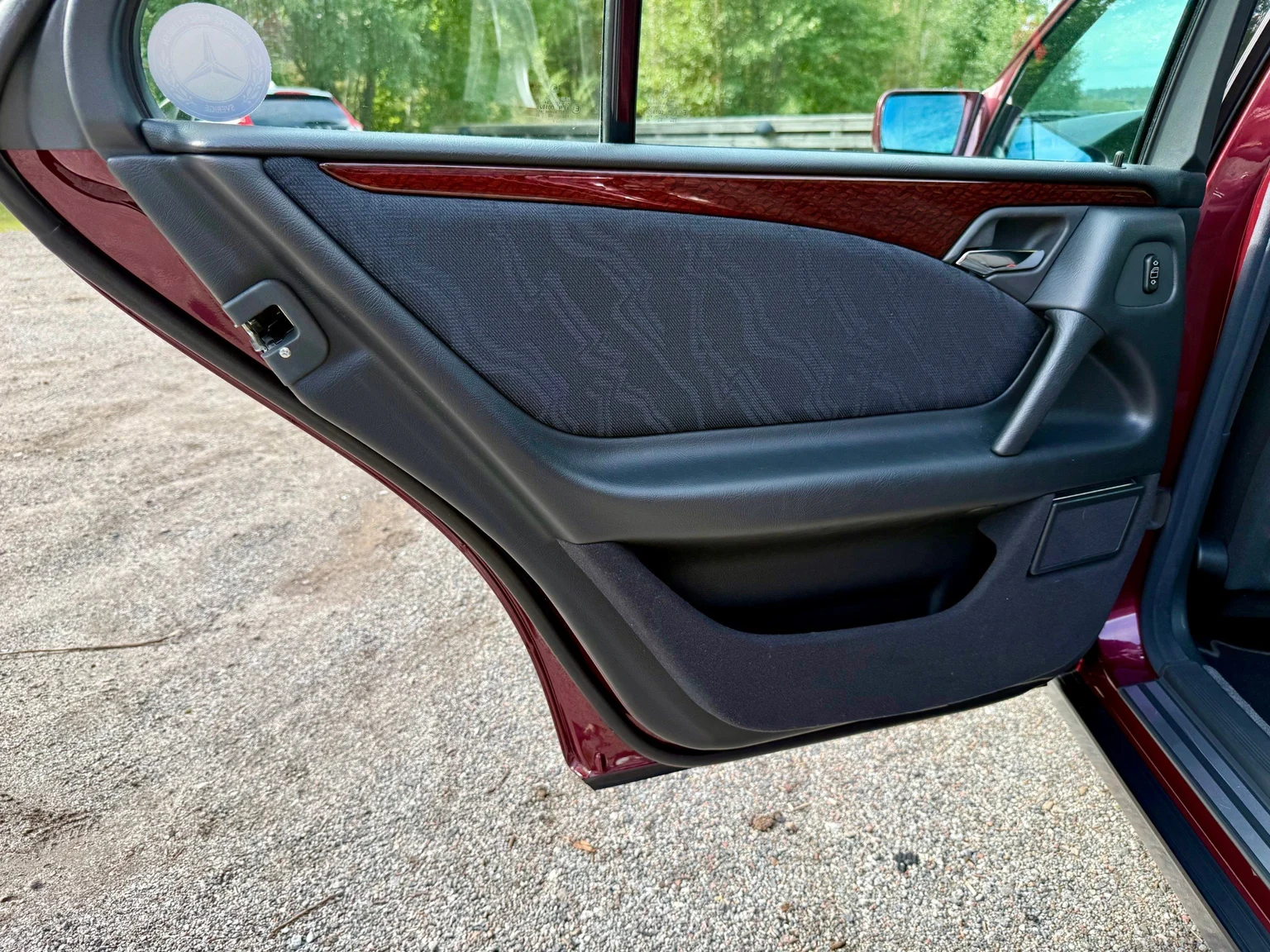 Innenraumfoto von 1997 Mercedes-Benz E 290 TD (31)