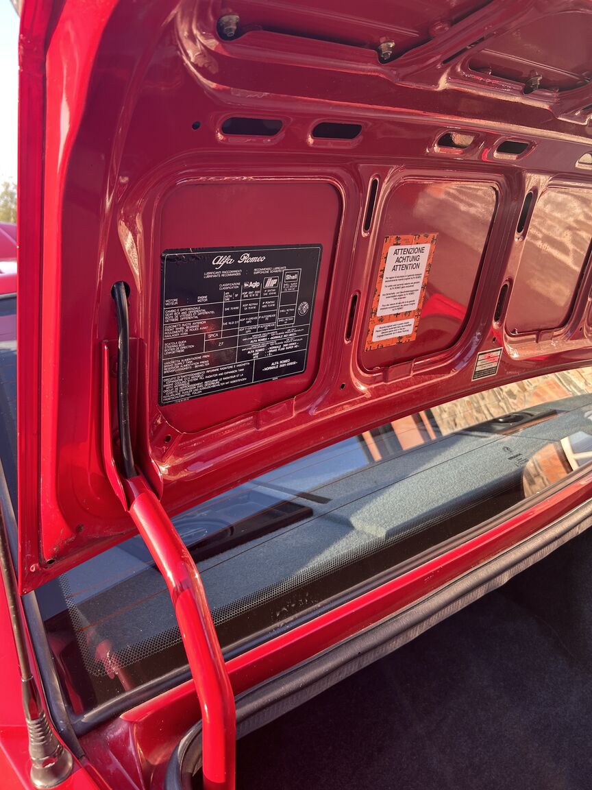 Interior image of 1988 Alfa Romeo 75 (31)