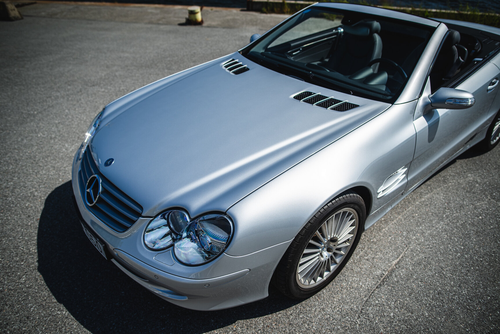 Exterior image of 2006 Mercedes-Benz SL 350