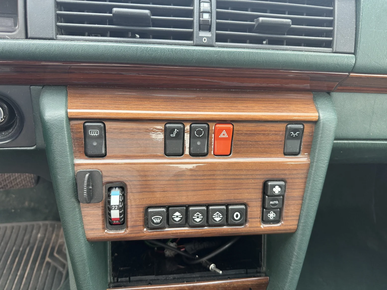 Innenraumfoto von 1991 Mercedes-Benz 300 E 4MATIC (15)