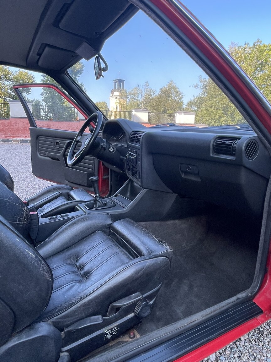 Interior image of 1987 BMW 320i