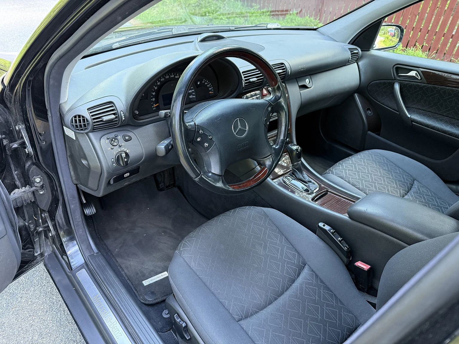 Innenraumfoto von 2002 Mercedes-Benz C 320 T (1)