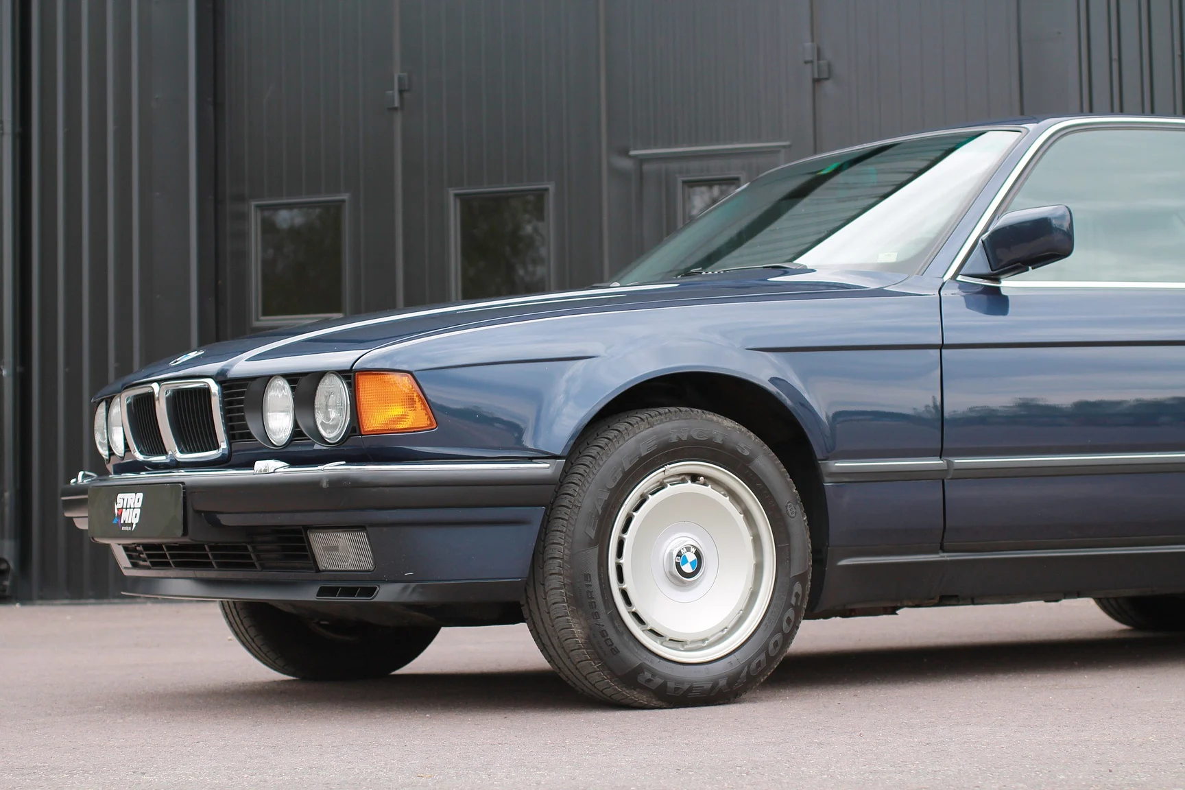 Exterior image of 1989 BMW 750iA (146)