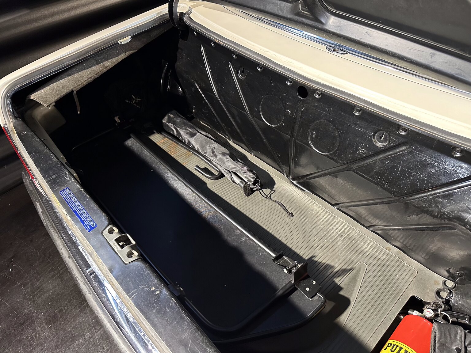 Interior image of 1972 Mercedes-Benz 350 SL