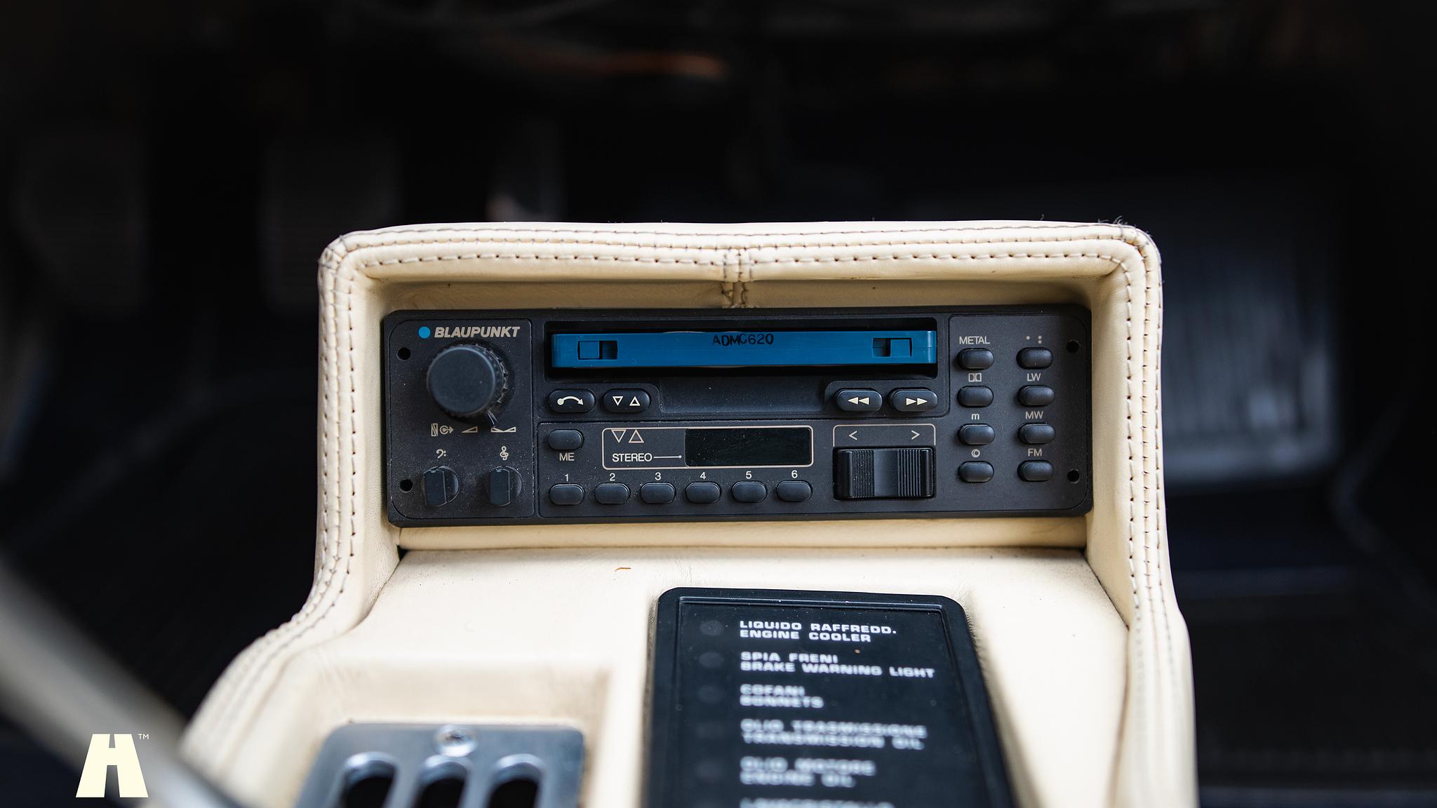 Interior image of 1985 Ferrari Mondial Quattrovalvole Design by Pininfarina (19)