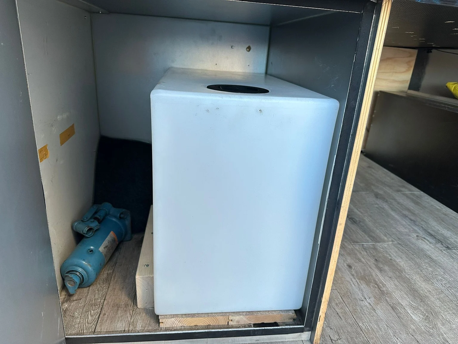 Interiörbild 2004 Mercedes-Benz Sprinter 4x4 Campervan/Overlander (16)