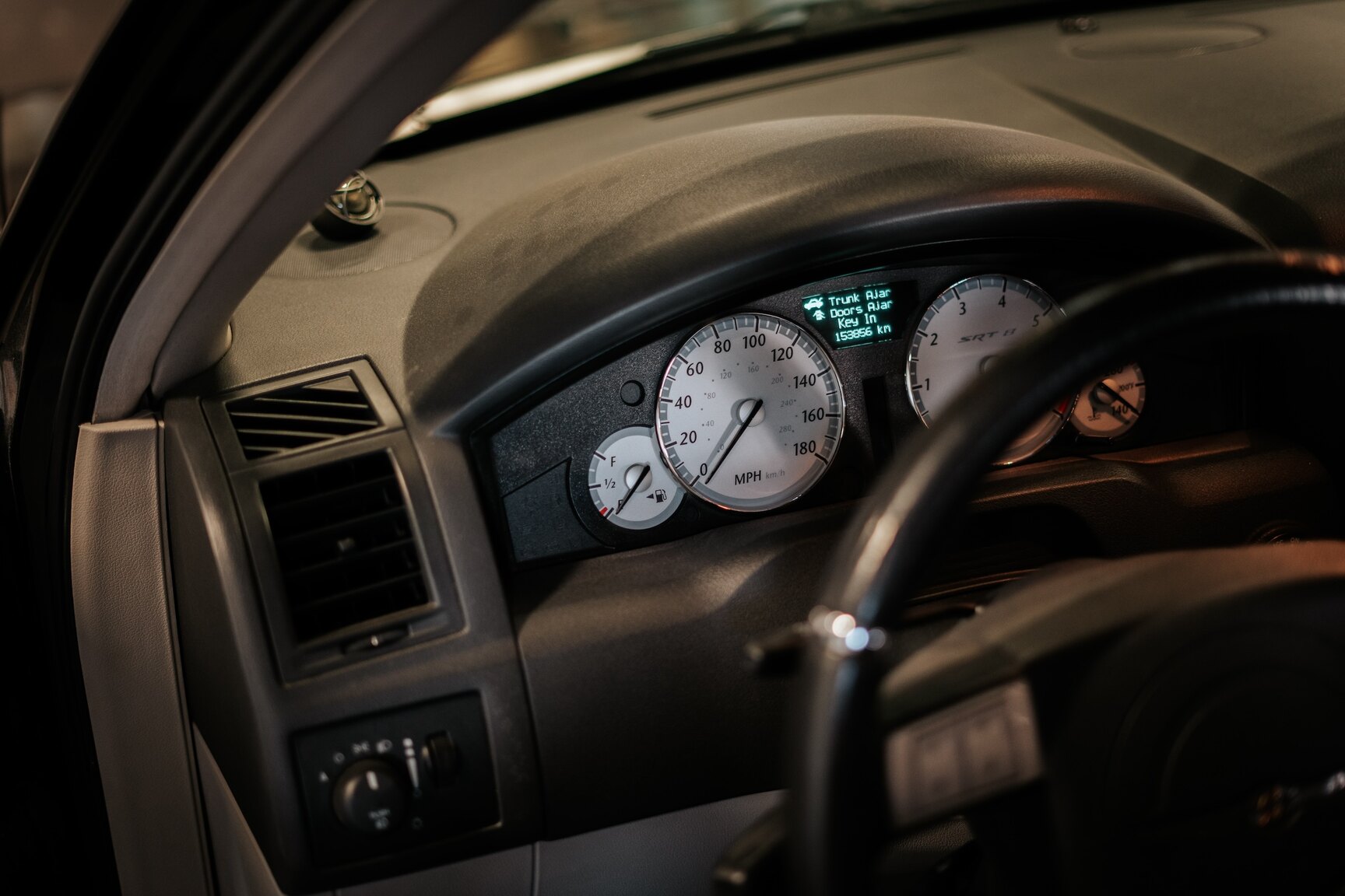 Innenraumfoto von 2006 Chrysler 300C SRT-8 (35)