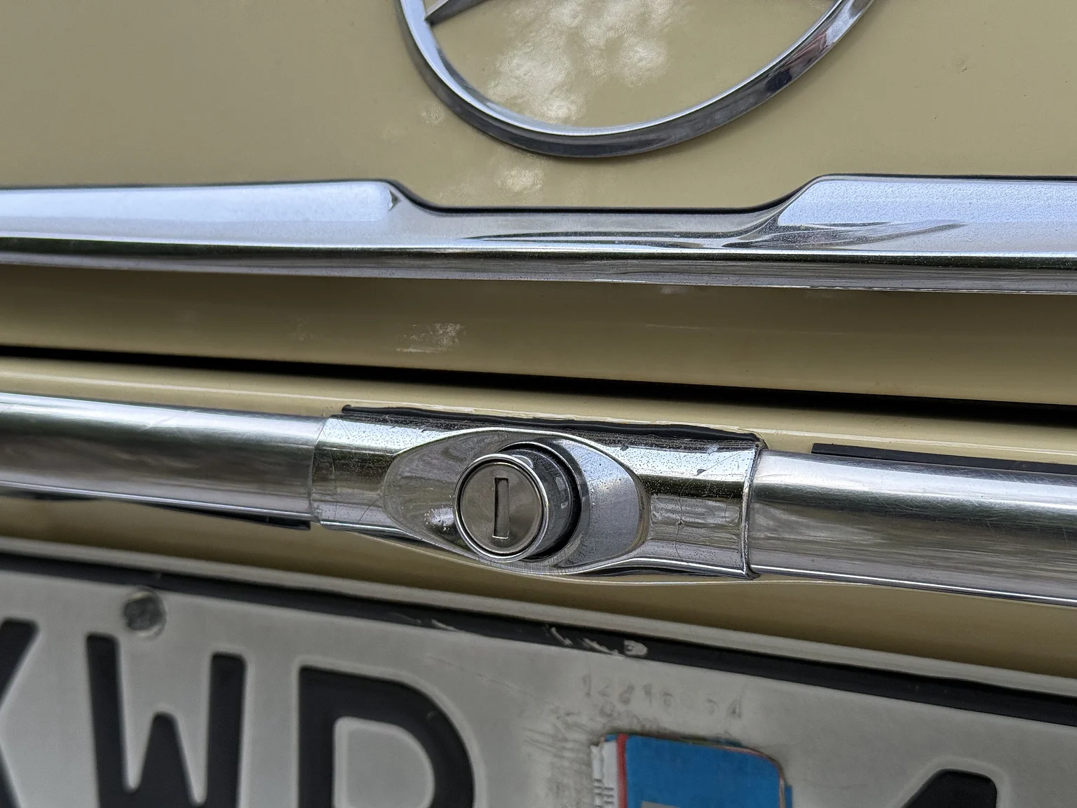 Exteriörbild på 1974 Mercedes-Benz 230 Automatic (60)