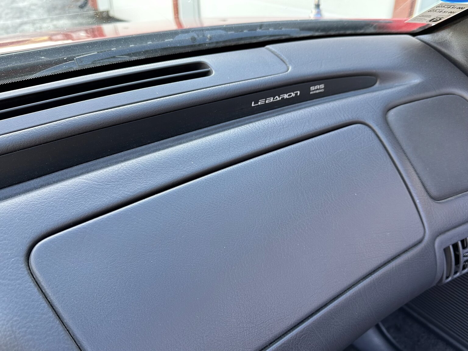 Innenraumfoto von 1995 Chrysler LeBaron