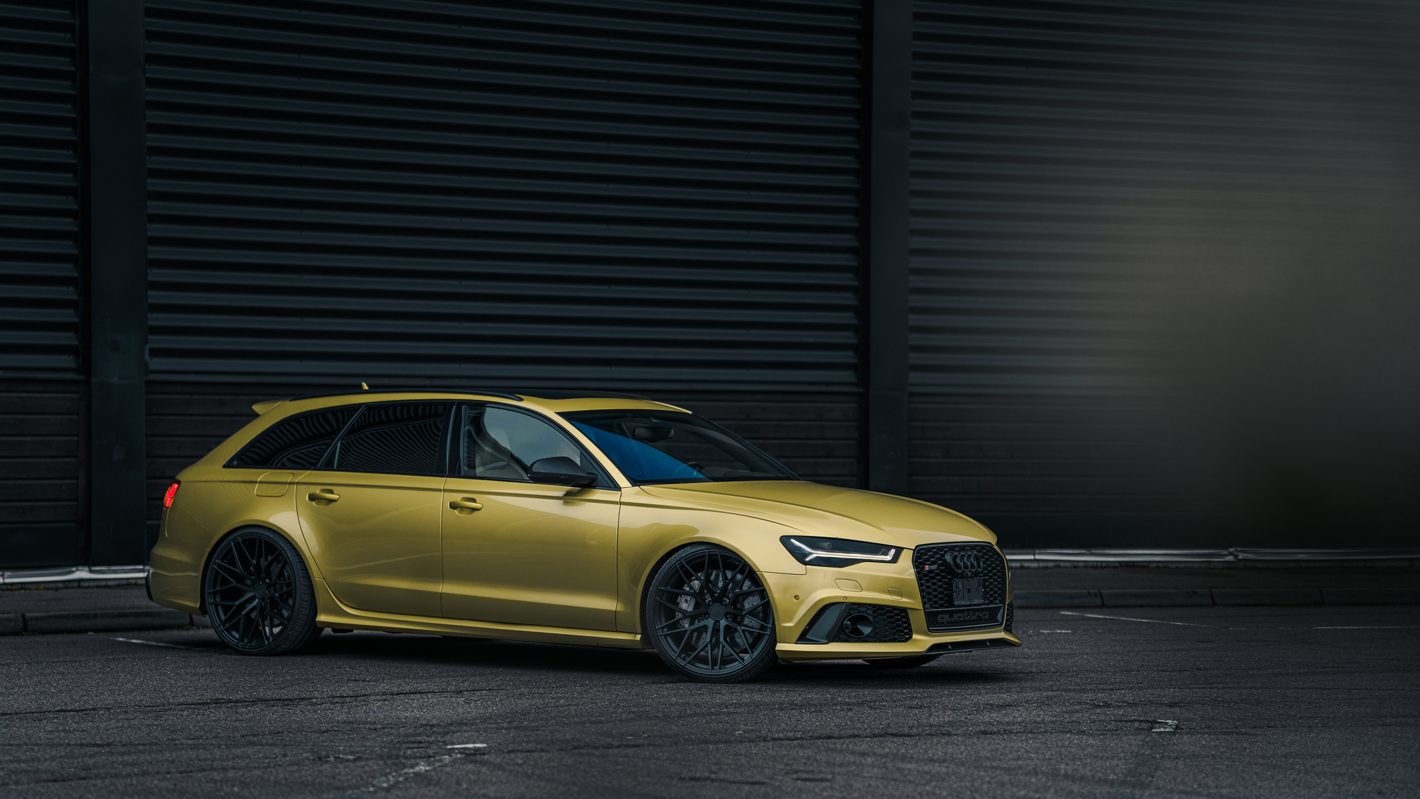 Exterior image of 2016 Audi RS6 Avant Exclusive (48)