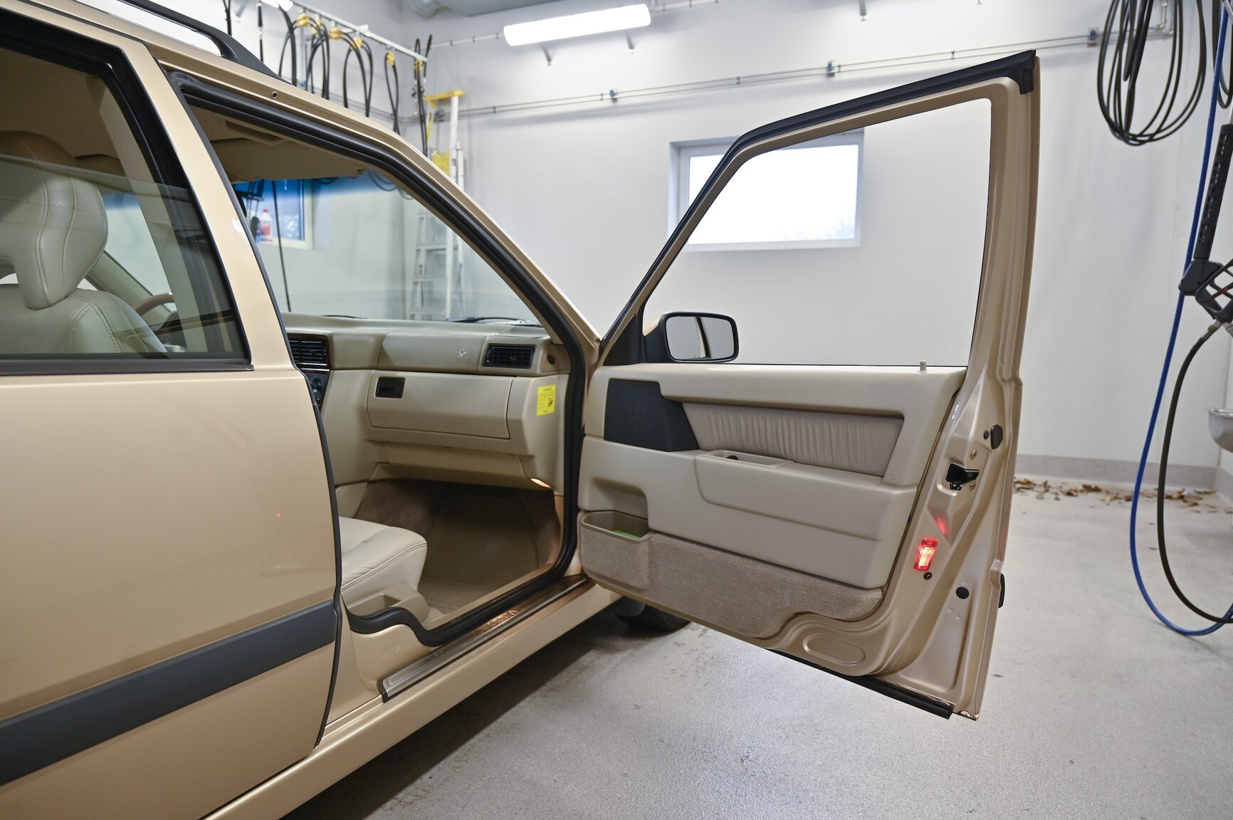 Interior image of 1996 Volvo 855GLT