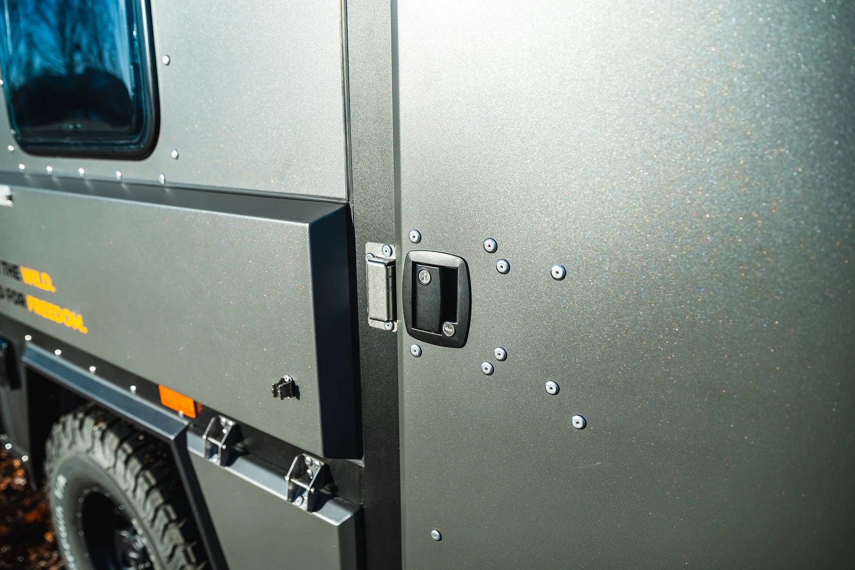 Exterior image of 2025 Northea Trailer Expedition Crawler 458i Offgrid-Camper (32)