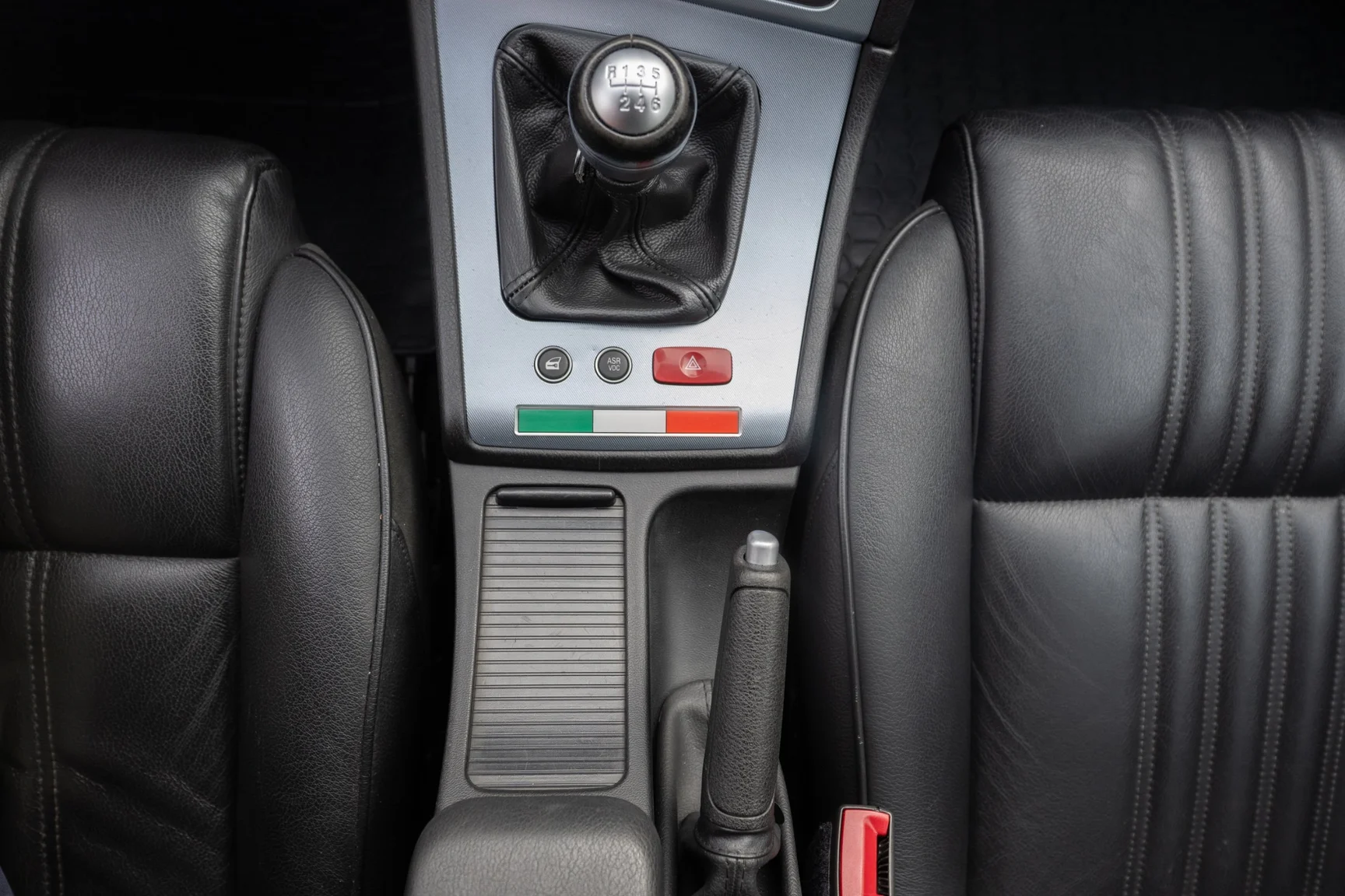 Innenraumfoto von 2008 Alfa Romeo 159 Q4 Sportwagon (55)
