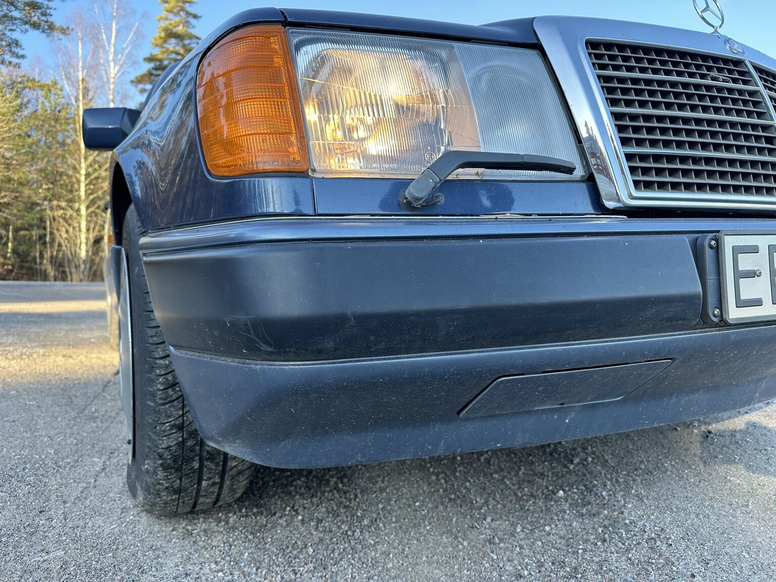 Exterior image of 1991 Mercedes-Benz 230 E 