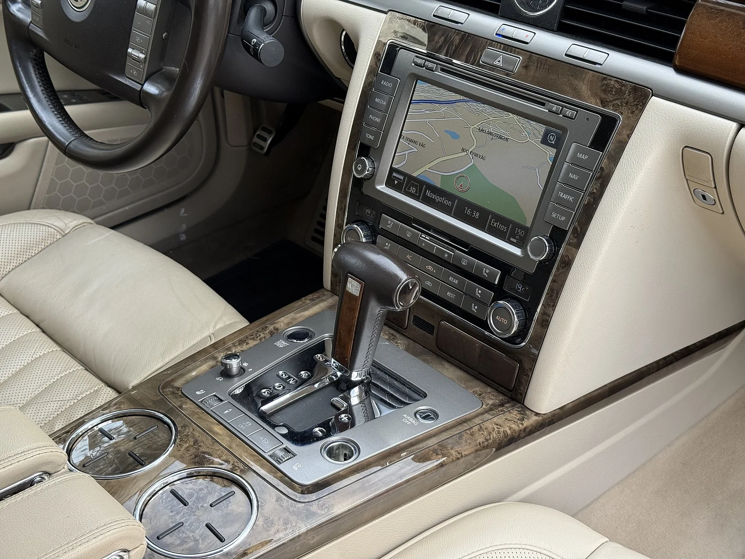 Innenraumfoto von 2009 Volkswagen Phaeton W12 LWB Executive (14)