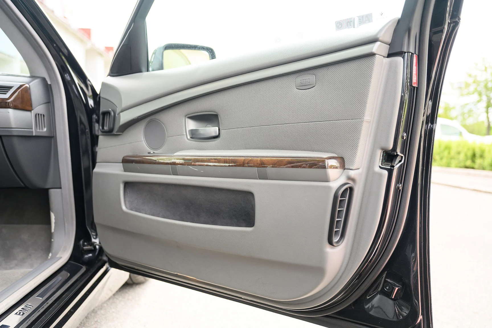 Interior image of 2001 BMW 745i (53)