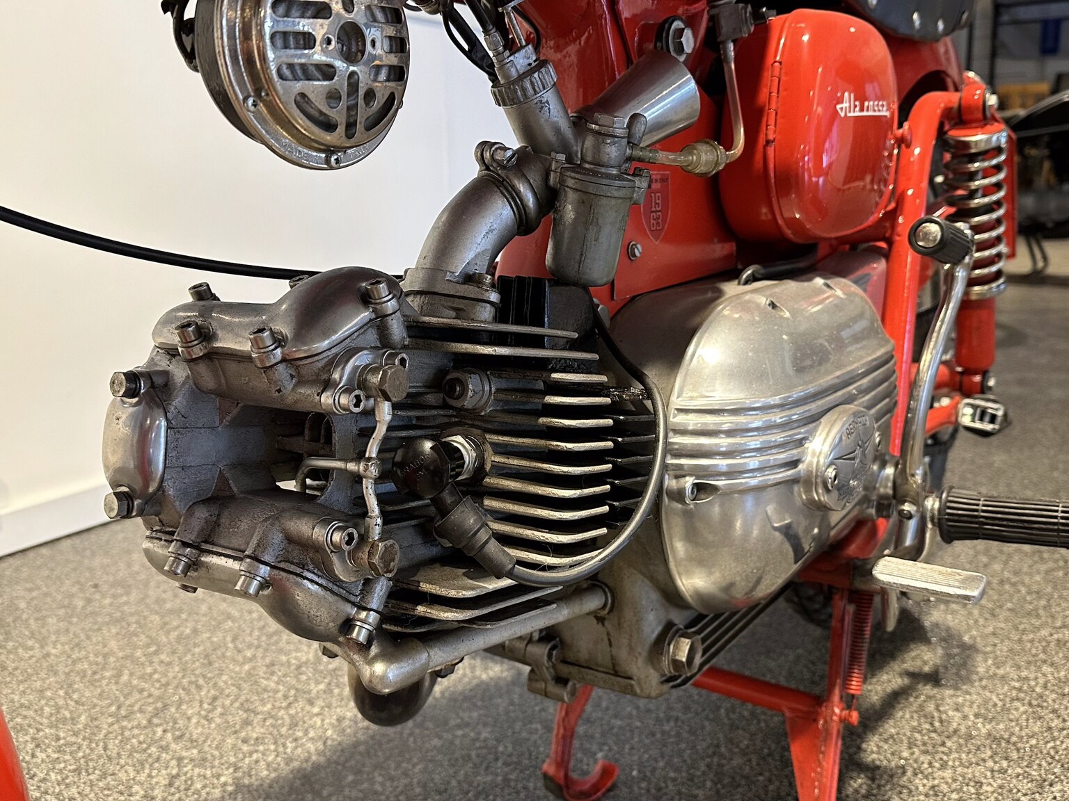Image of 1963 Aermacchi Harley-Davidson Ala Rossa mechanics