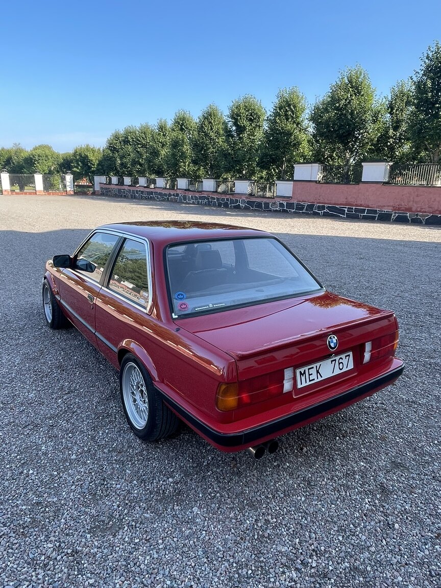 Exterior image of 1987 BMW 320i
