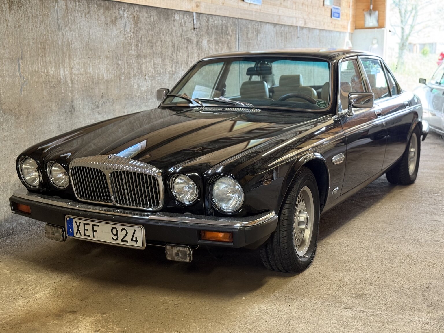 Exterior image of 1990 Jaguar Daimler Double six