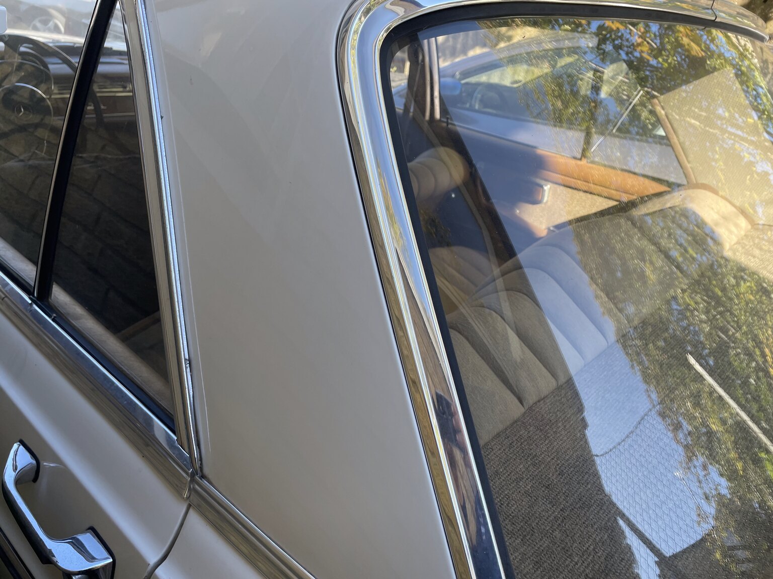 Exterior image of 1966 Mercedes-Benz 250s