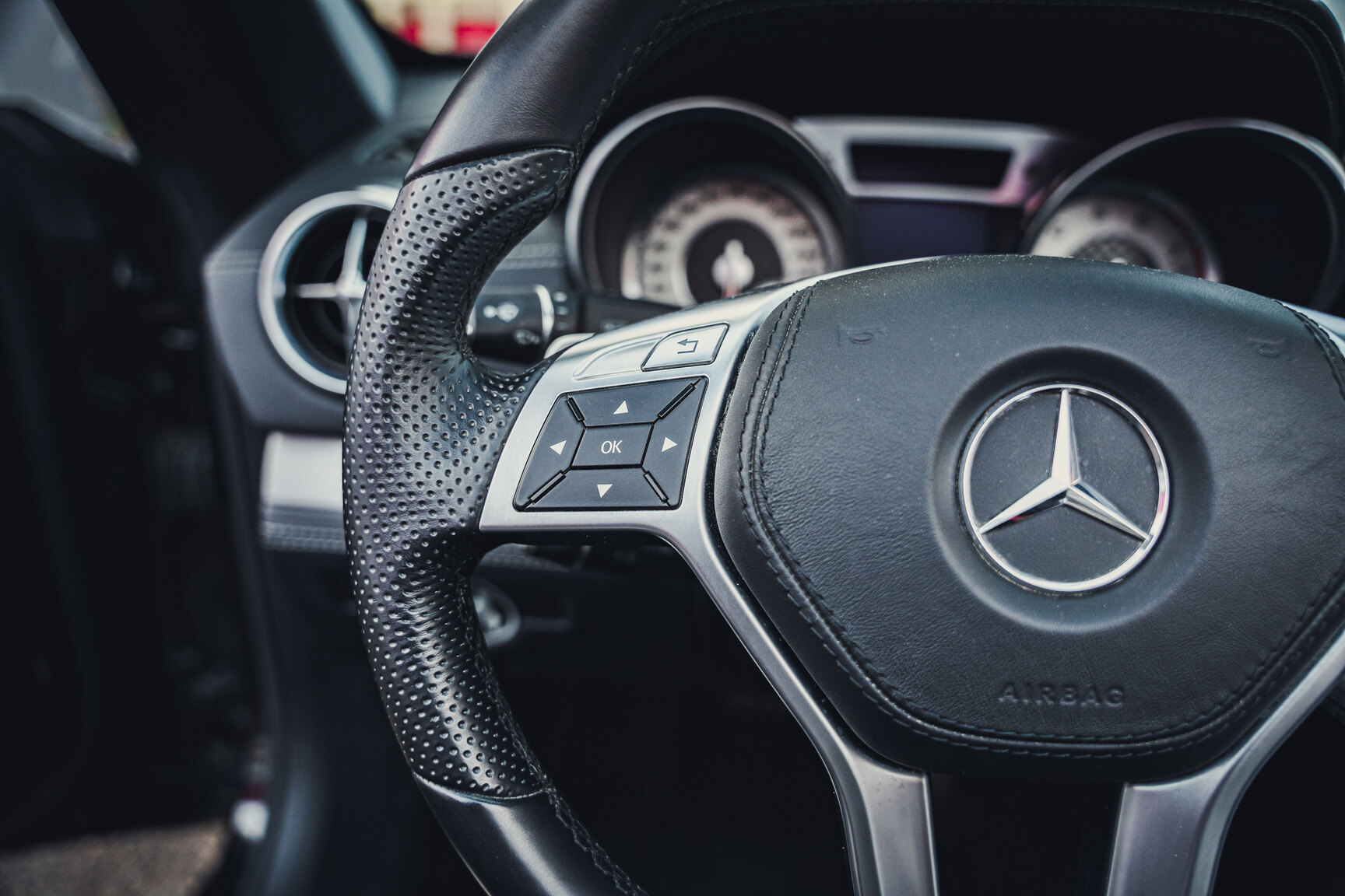 Innenraumfoto von 2013 Mercedes-Benz SL 350 - Ett sista race