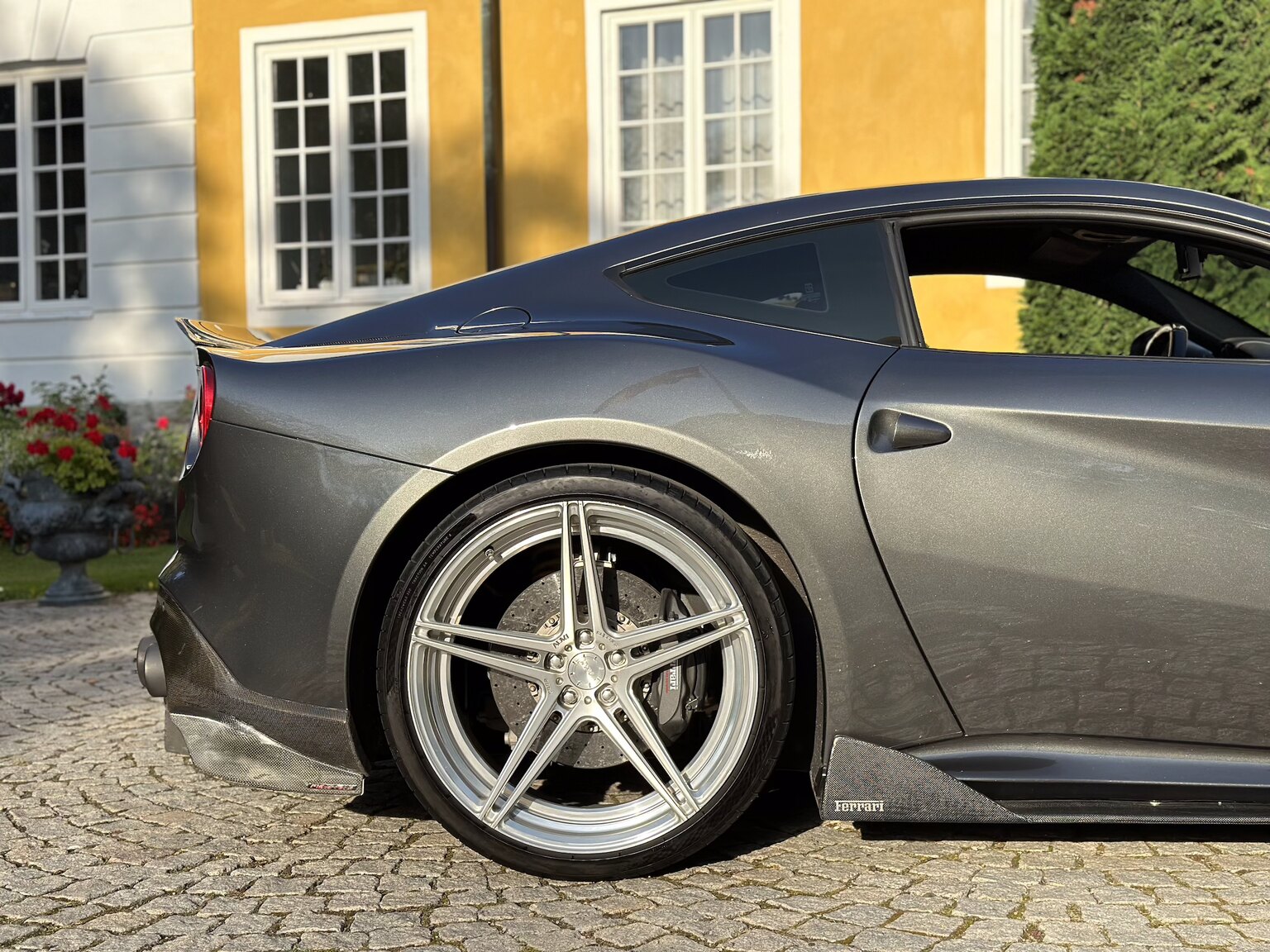 Exteriörbild på 2013 Ferrari F12 Berlinetta
