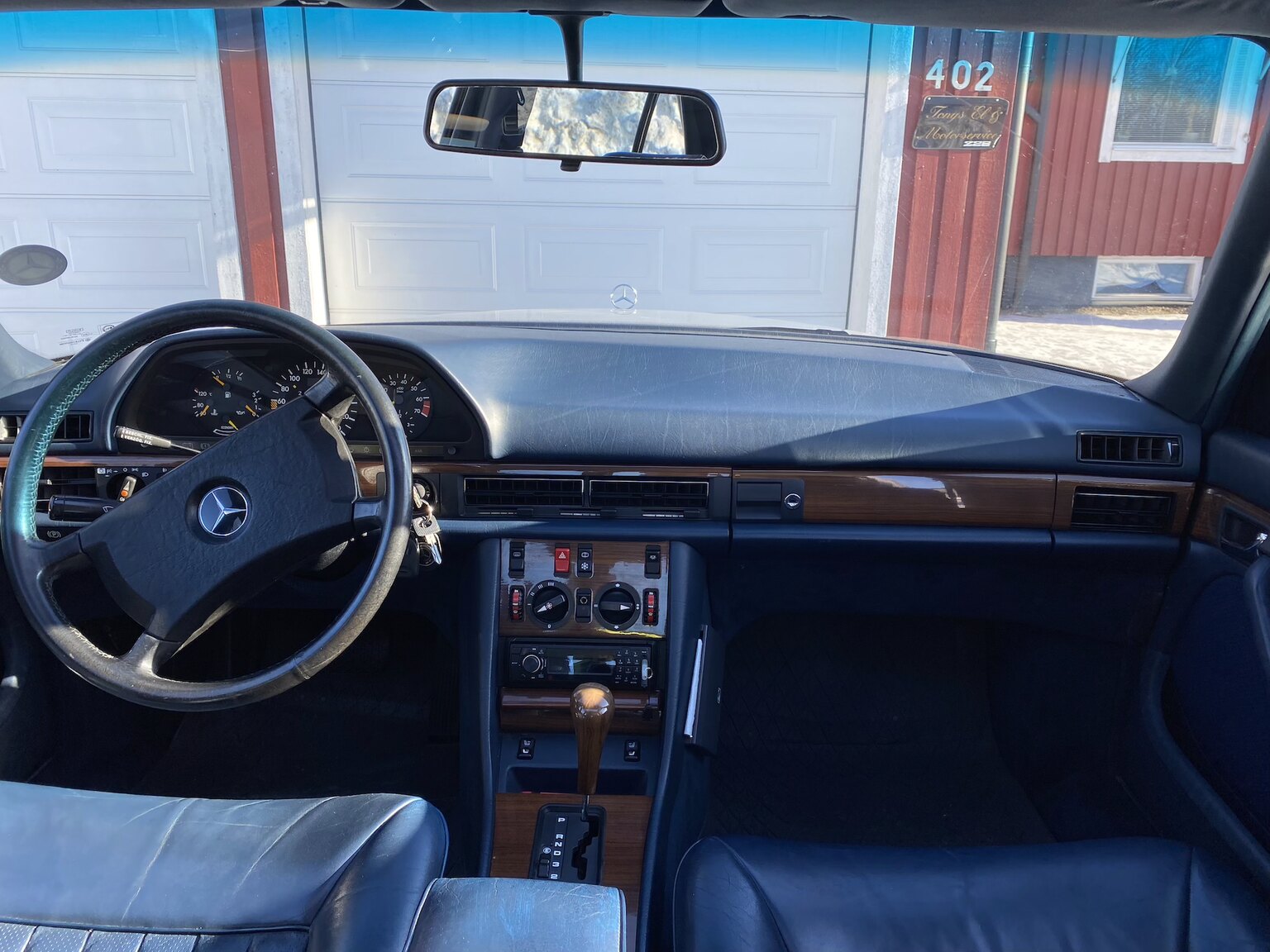 Interior image of 1988 Mercedes-Benz 300 SE (5)