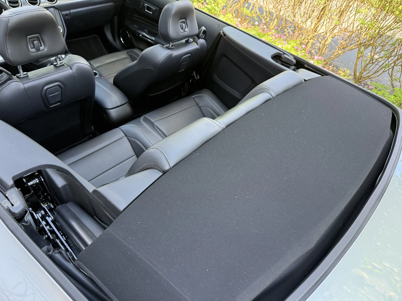 Innenraumfoto von 2021 Ford Mustang GT Cabriolet (17)