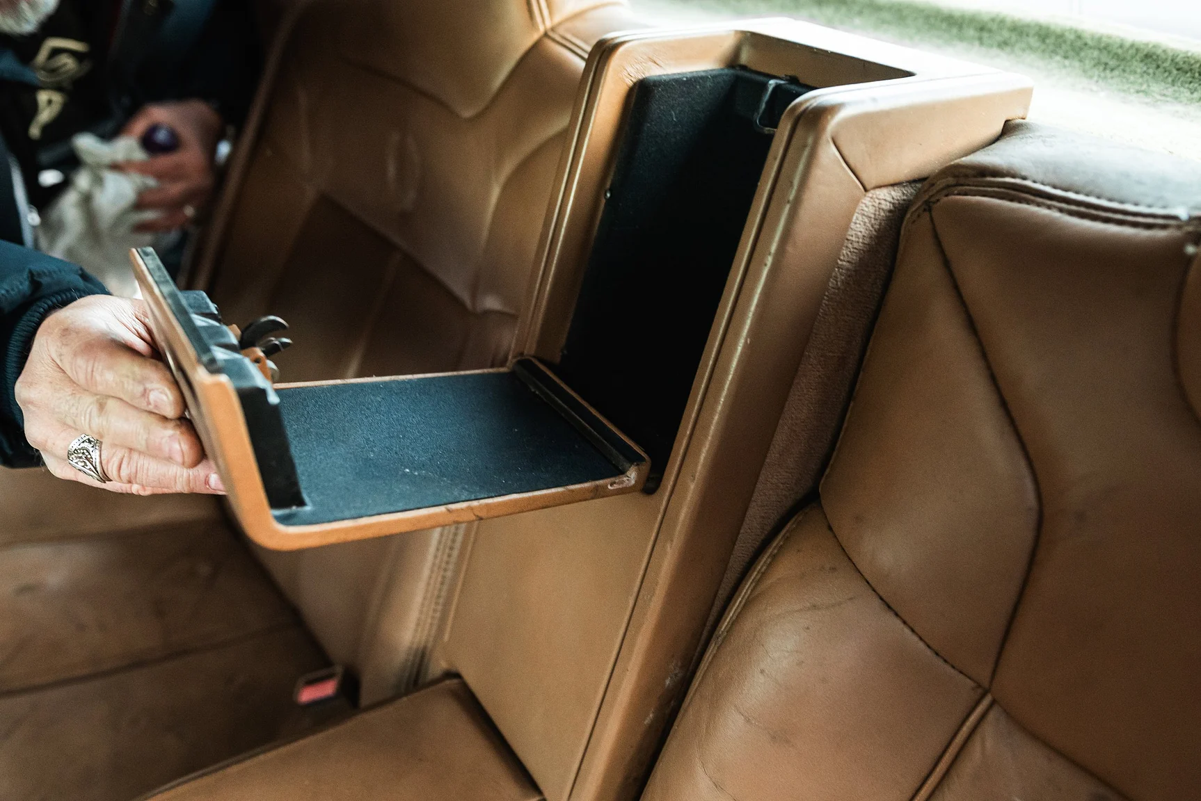Interior image of 1989 Cadillac Seville (52)
