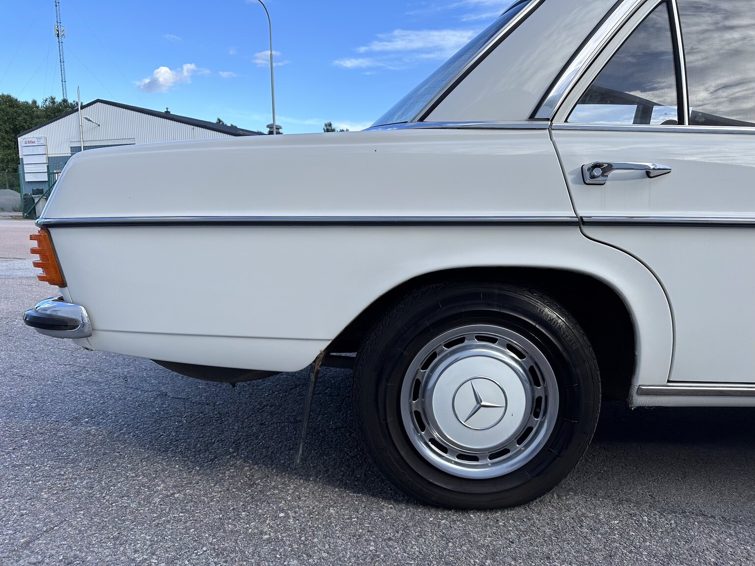 Aussenfoto 1975 Mercedes Benz 200 (60)