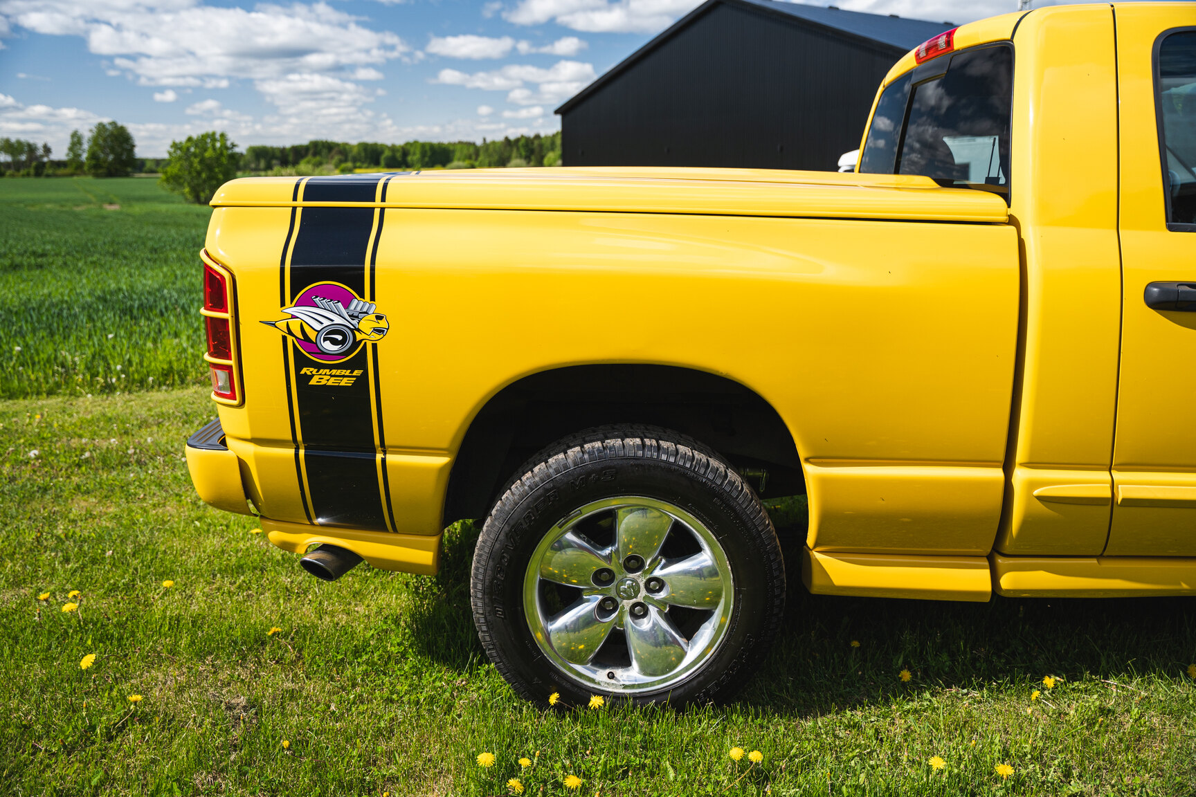 Exteriörbild på 2005 Dodge Ram 1500 Bumble Bee