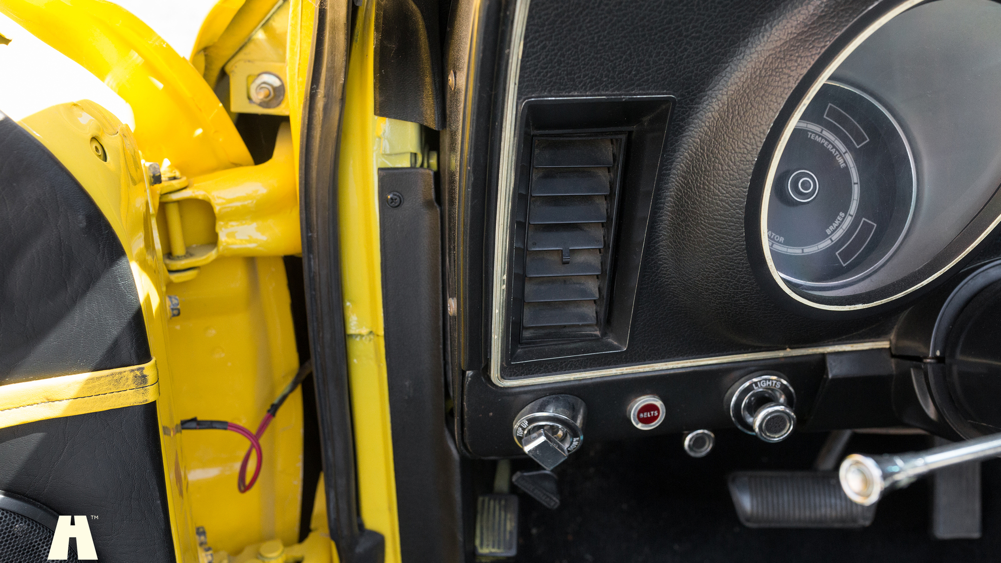 Interior image of 1971 Ford Mustang 429 Cabriolet (42)