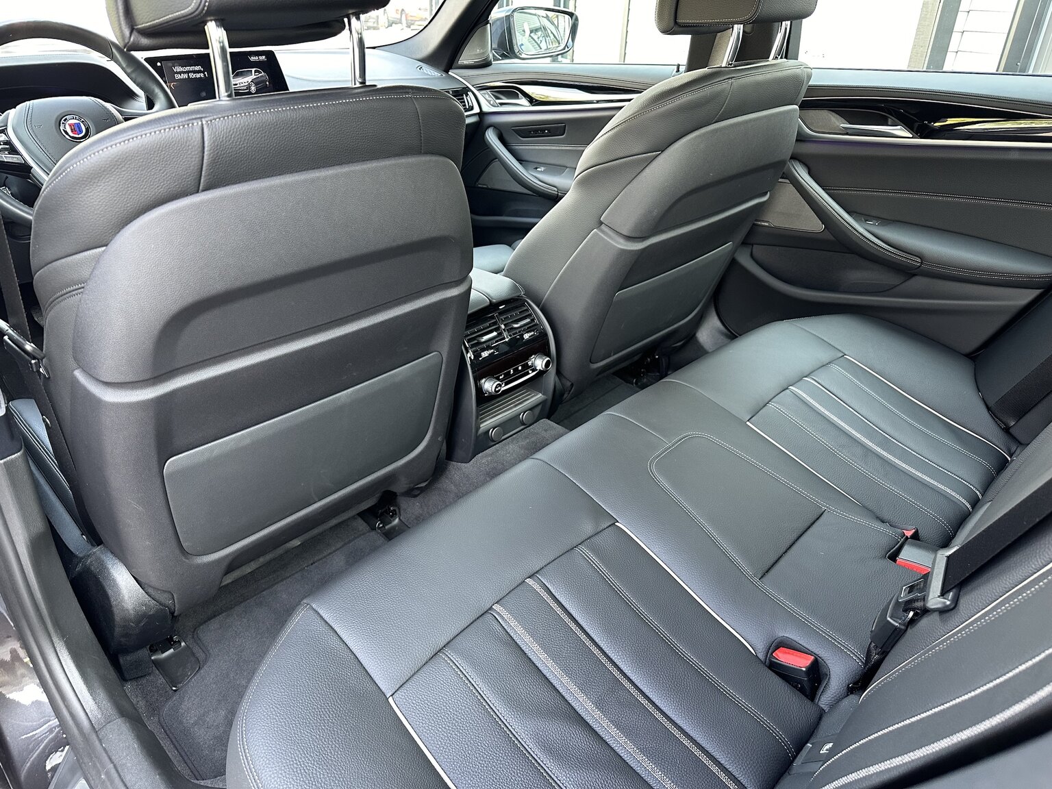 Innenraumfoto von 2019 ALPINA B5 S Bi-Turbo Sedan ALLRAD
