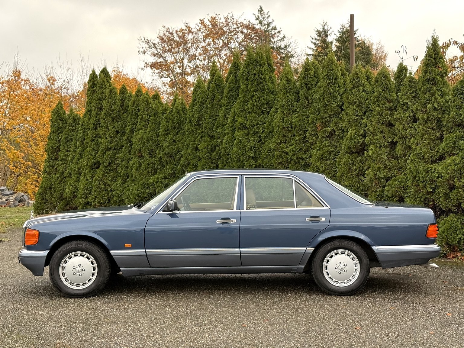 Exterior image of 1987 Mercedes-Benz 300 SE