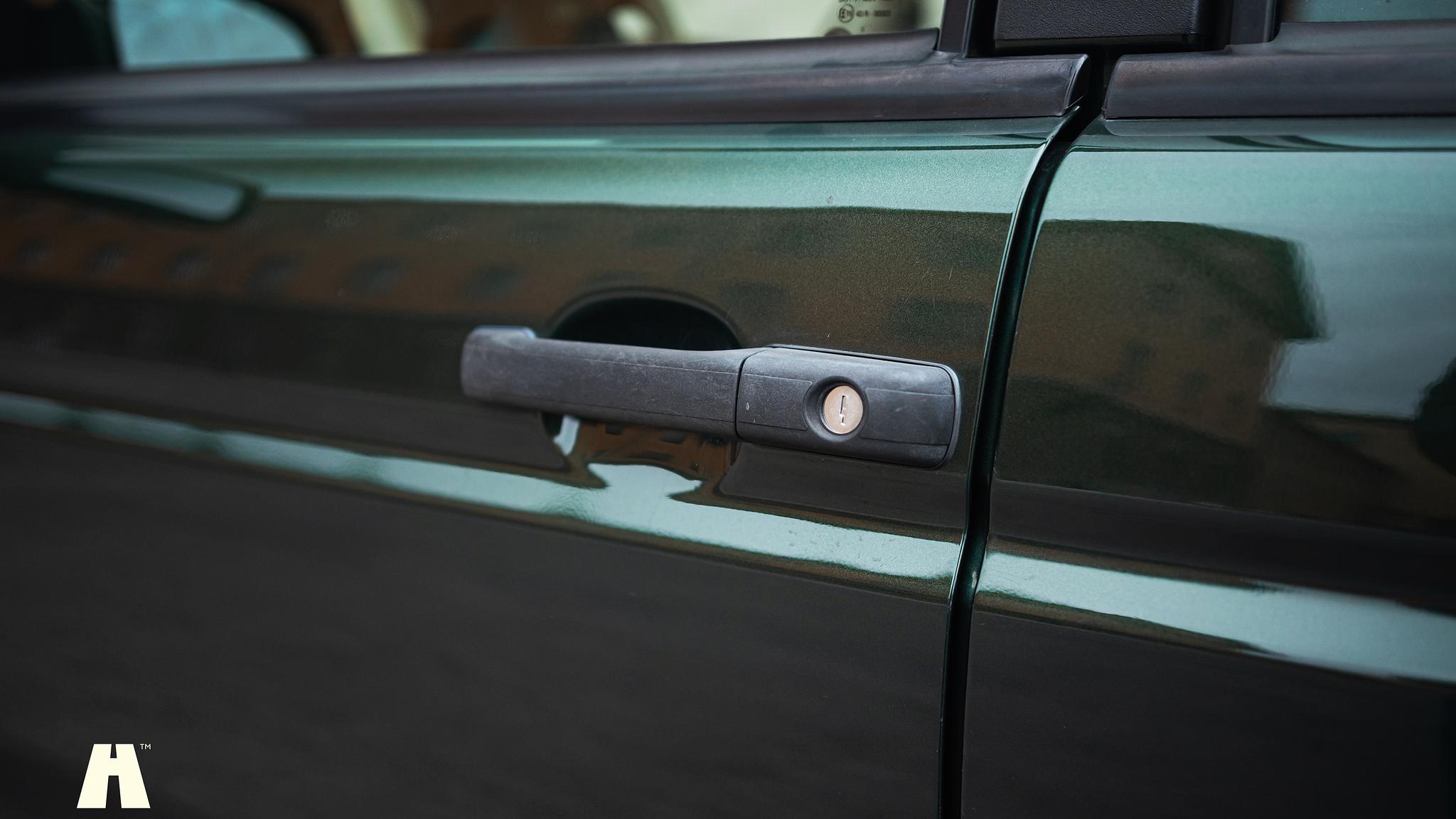 Exterior image of 2003 Land Rover Discovery II, 2003