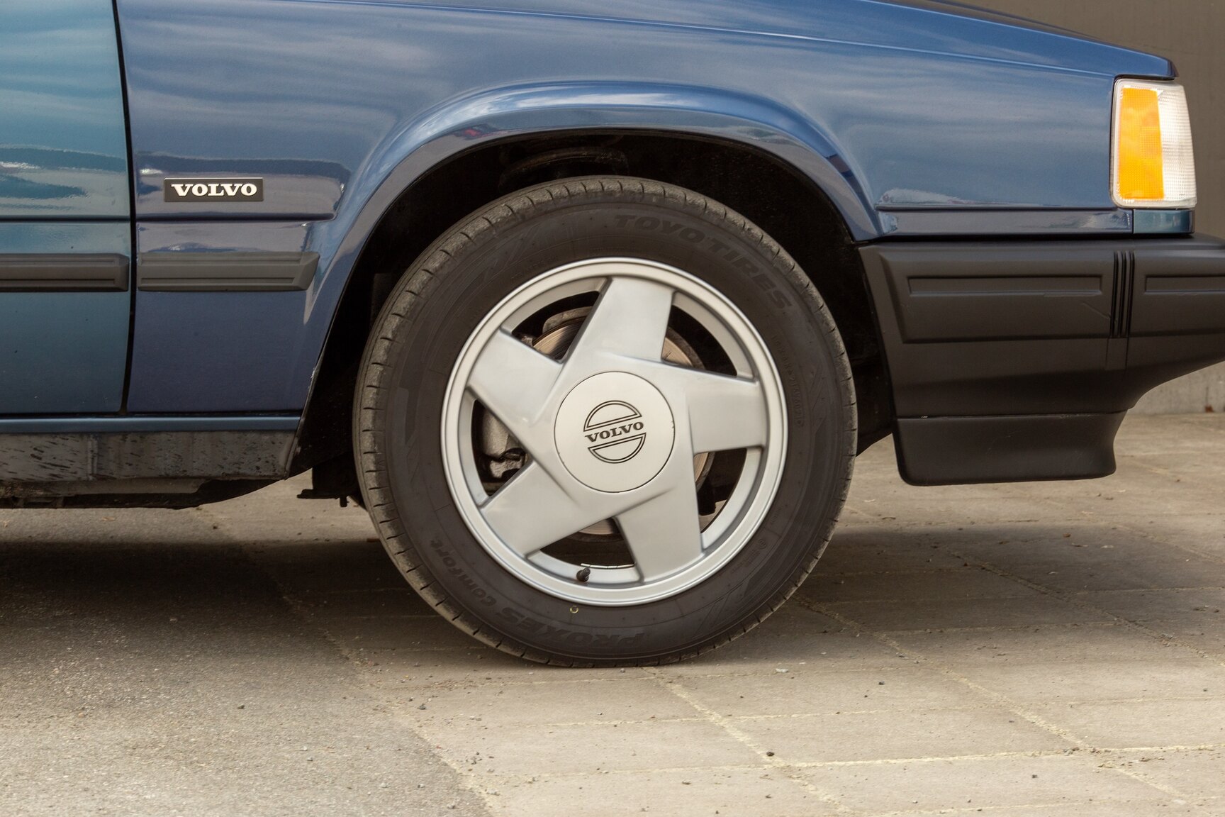 Exterior image of 1990 Volvo 745 Turbo (8)