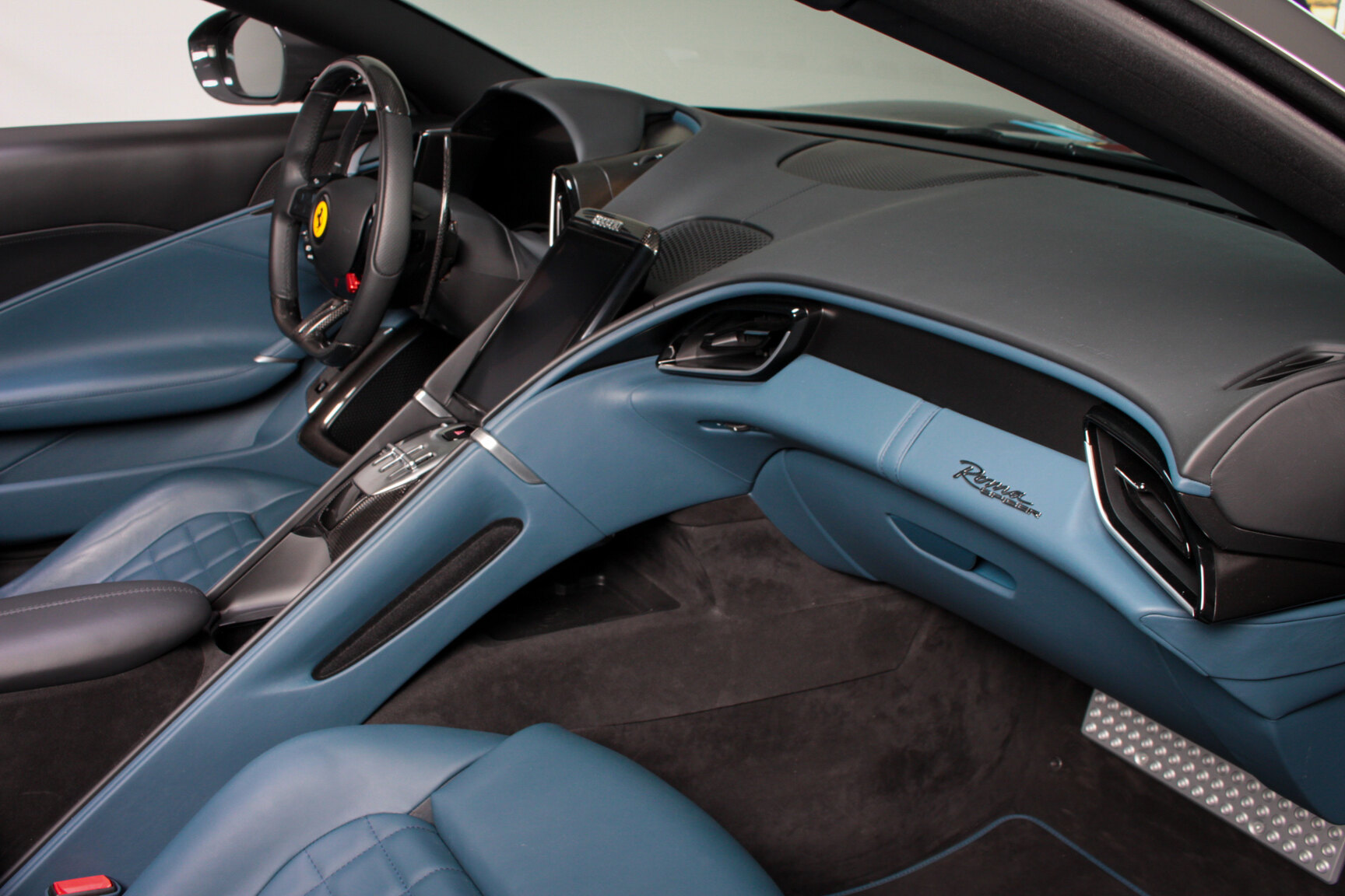 Interiörbild 2024 Ferrari Roma Spider