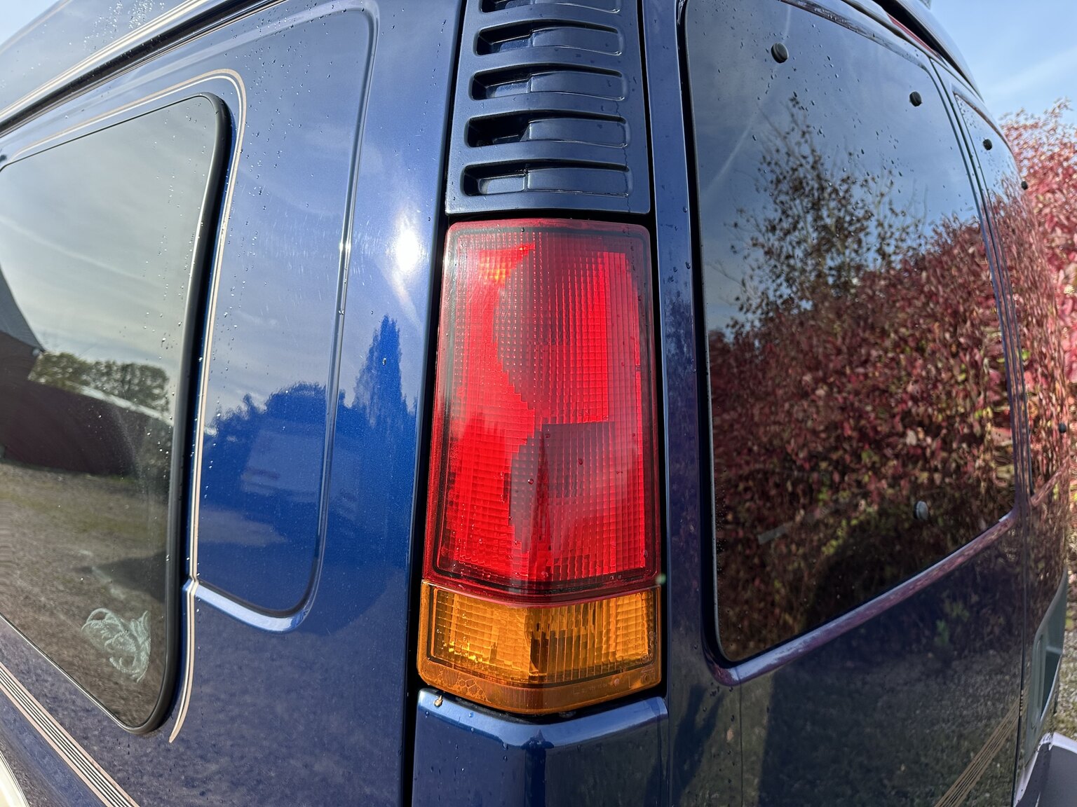 Exteriörbild på 2000 GMC Savana G1500 Conversion Van