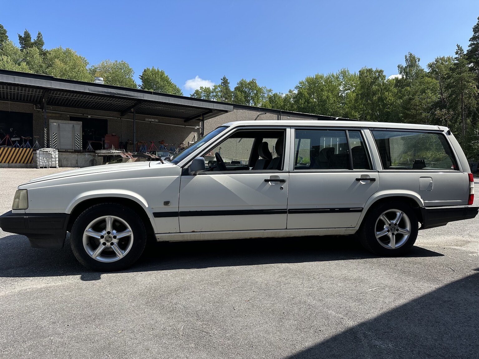 Exterior image of 1998 Volvo 945