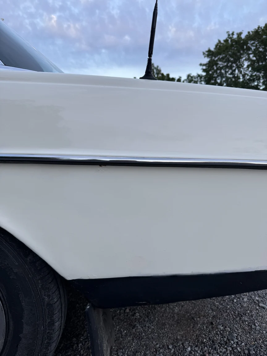 Exteriörbild på 1972 Mercedes-Benz 200 (14)