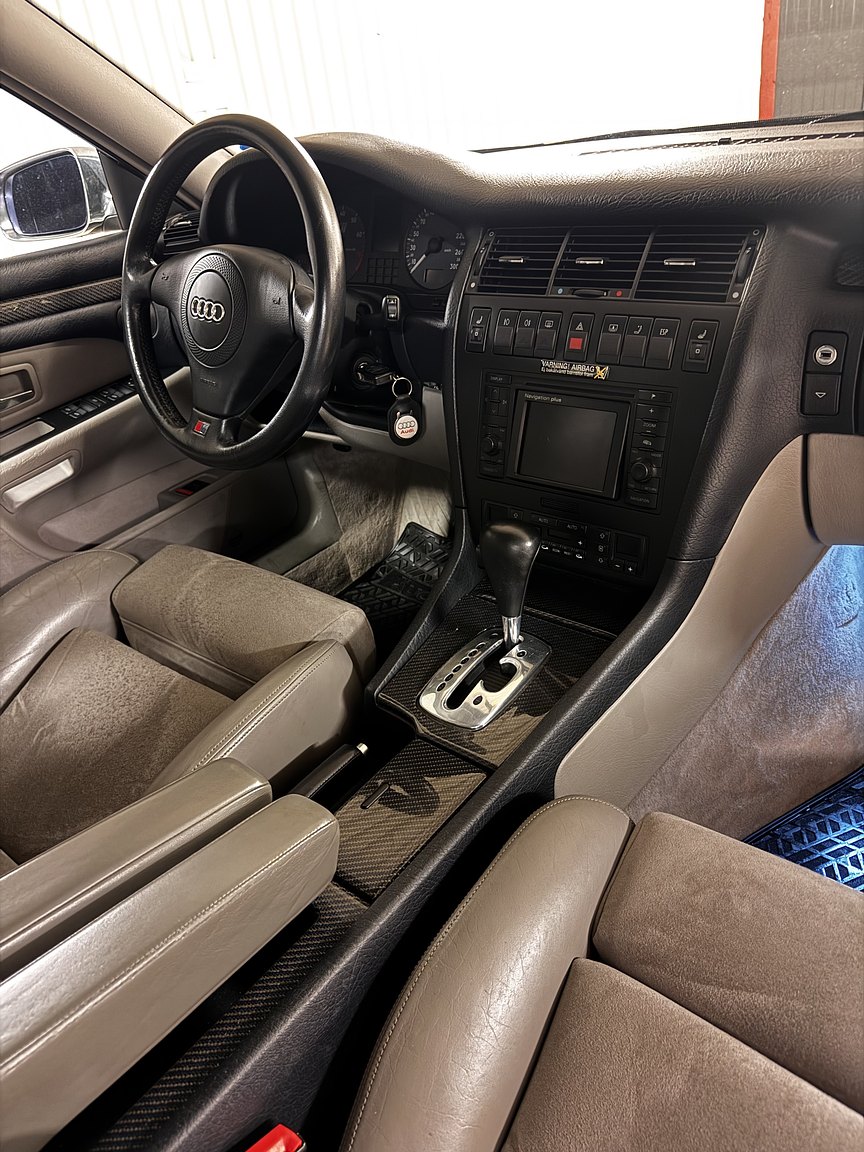 Innenraumfoto von 1999 Audi S8 4.2 Quattro