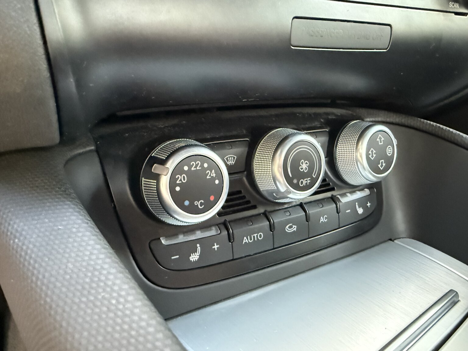 Innenraumfoto von 2011 Audi TT RS Coupé