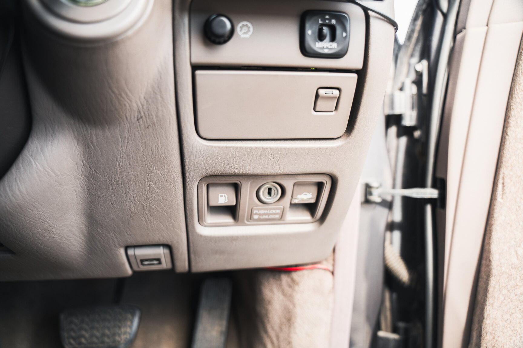 Innenraumfoto von 2000 Toyota Century