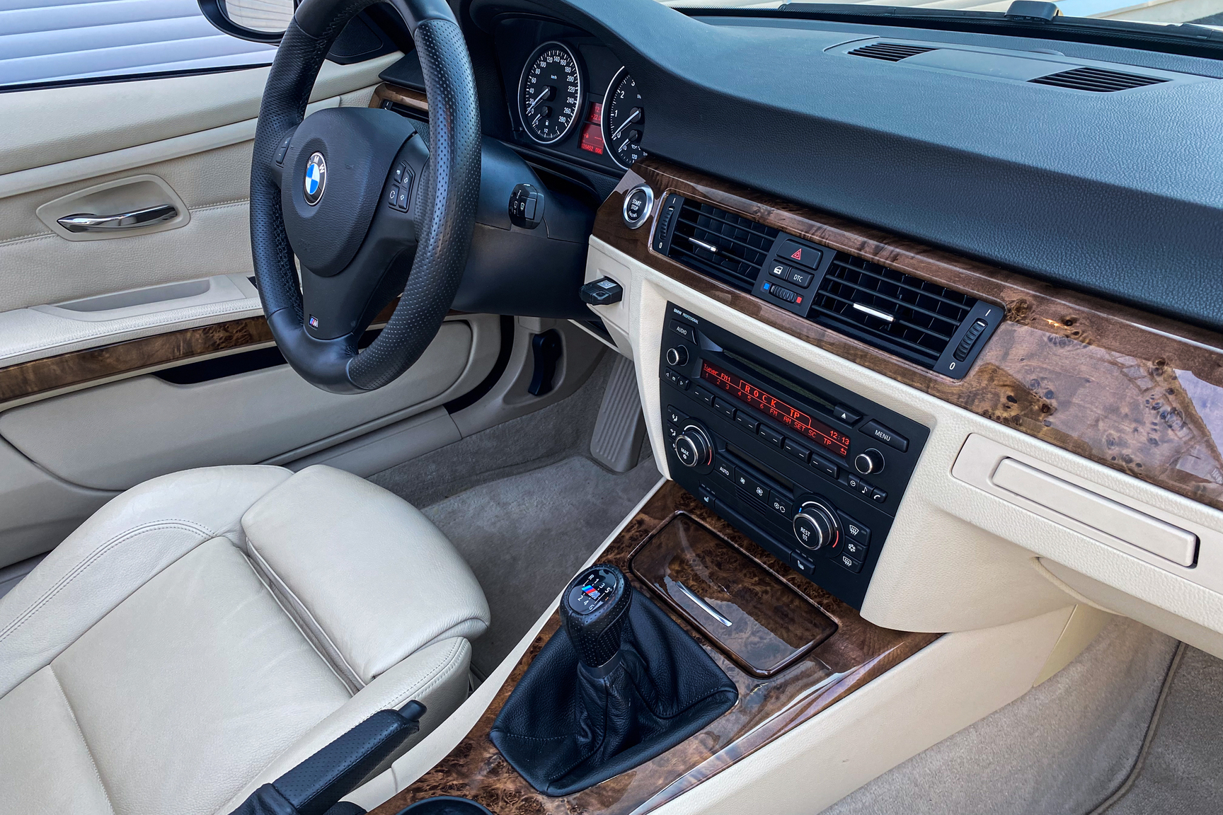 Interior image of 2007 BMW 335i Cabriolet (38)