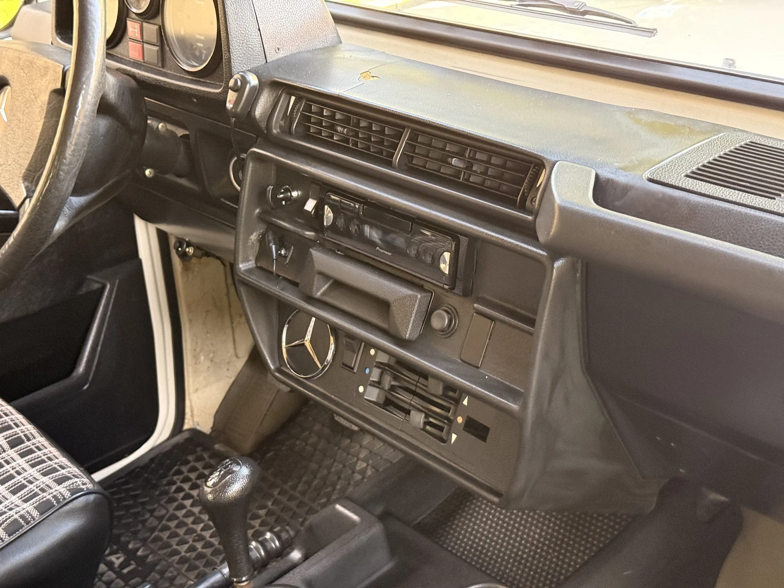 Innenraumfoto von 1981 Mercedes-Benz 240 GD (33)