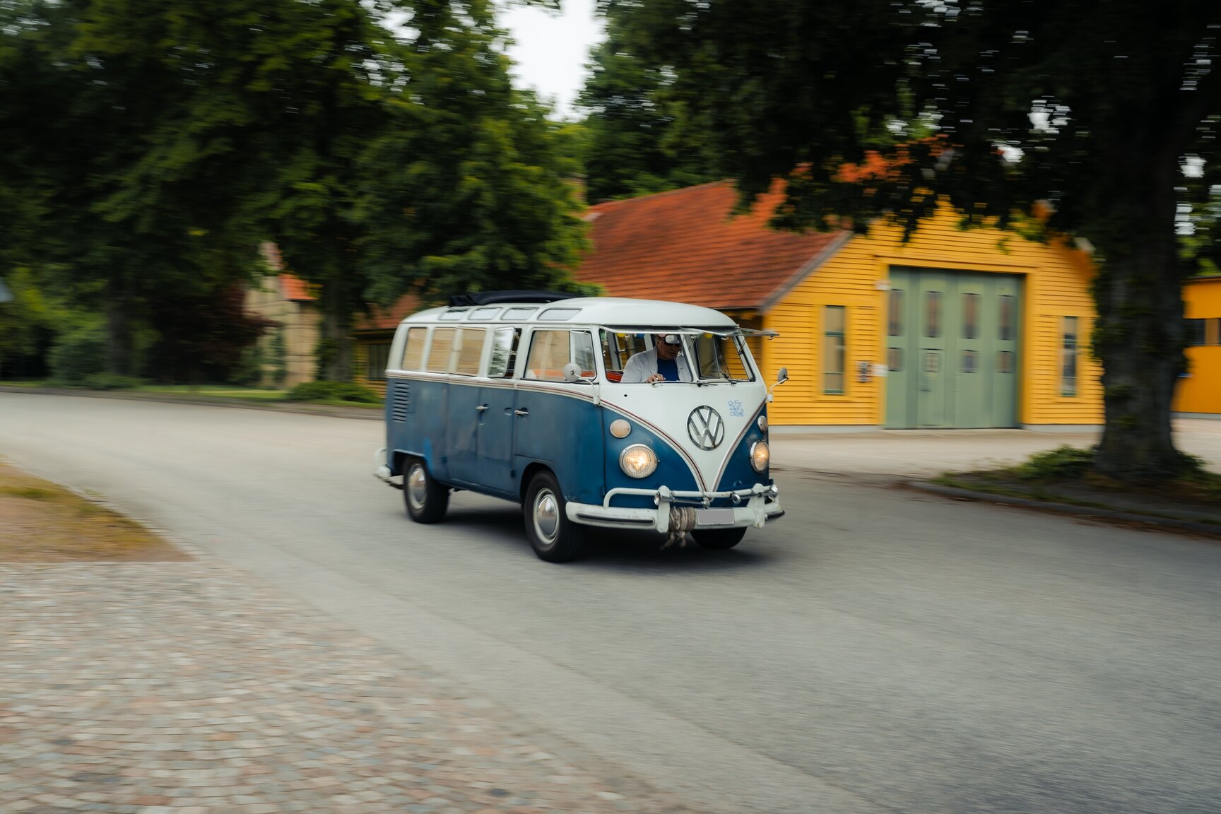 Aussenfoto 1964 Volkswagen Kleinbus Transporter 1500 Deluxe “21-fönsters Samba”