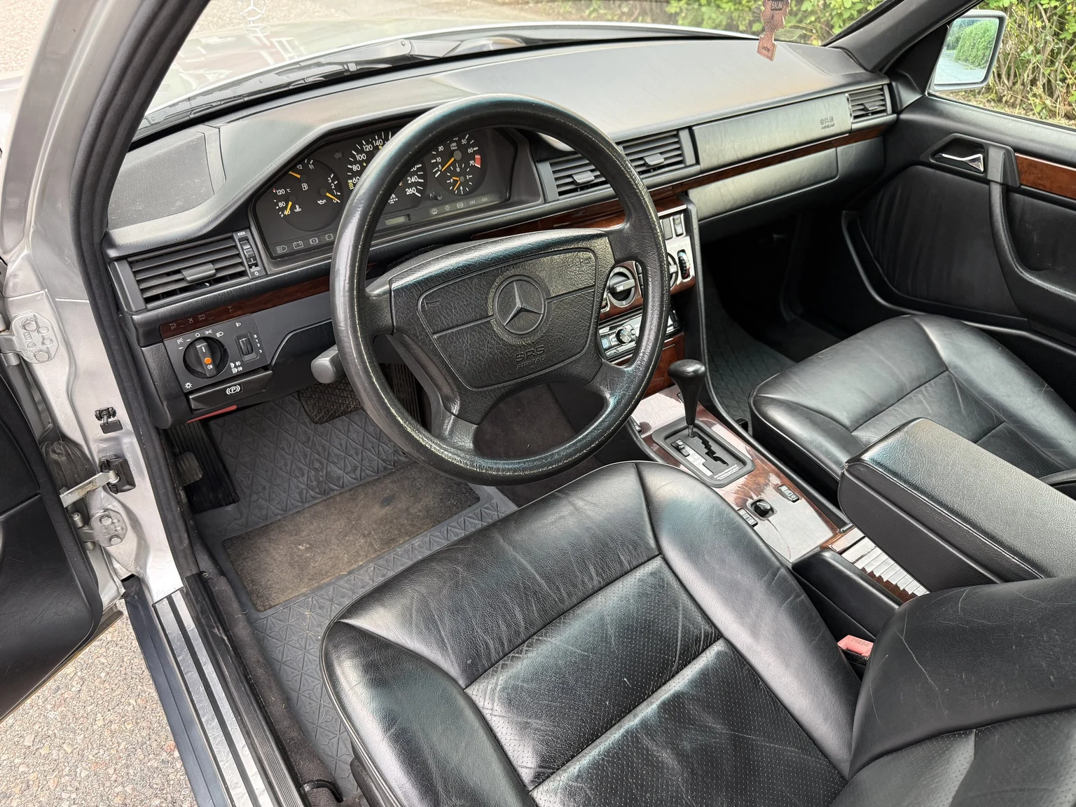 Interior image of 1994 Mercedes-Benz E 320 T (1)