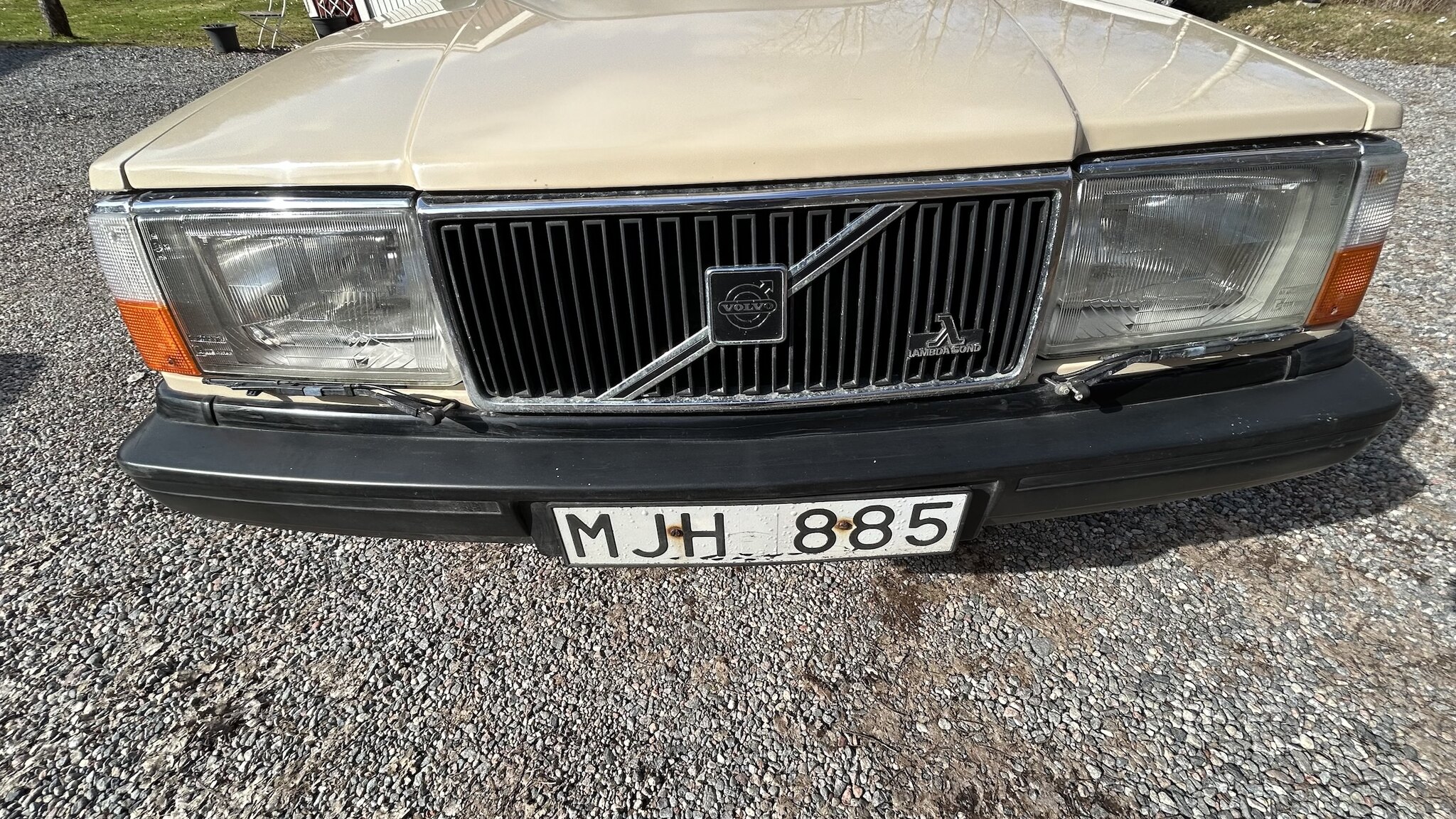 Exterior image of 1987 Volvo 244